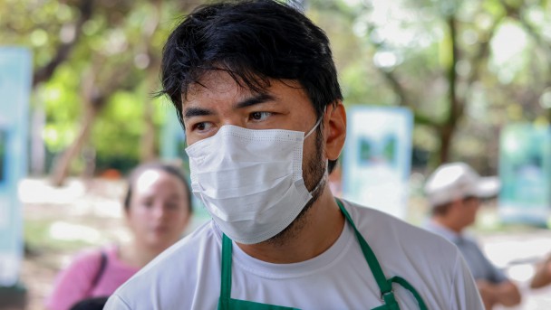 Rafael Tomyama coordena a feira agroecológica que acontece aos sábados no Adahil Barreto