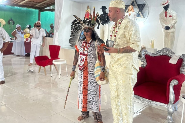 Paj&eacute; Pey, da etnia ind&iacute;gena Huni Kuin, do Acre, ao lado do pai de santo Paulo de Ayr&aacute;, em visita ao Cear&aacute; para troca de saberes