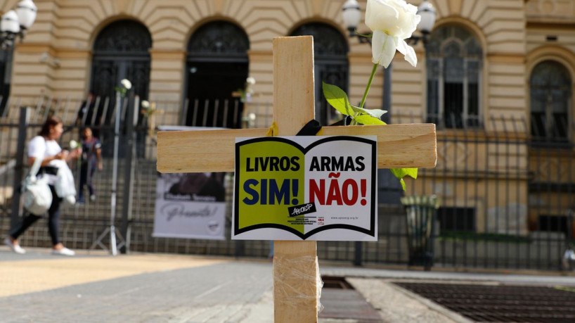 São Paulo (SP), 29/03/2023 - Professores de São Paulo protestam contra a violência nas escolas em frente à Secretaria de Educação, na Praça da República, após o ataque na escola Thomazia Montoro.  Foto: Fernando Frazão/Agência Brasil