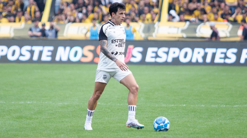 Meia Jean Carlos no jogo Criciúma x Ceará, no Heriberto Hulse, pelo Campeonato Brasileiro Série B 2023