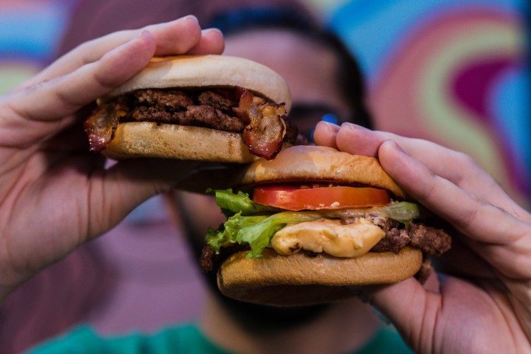 Fortaleza celebra Dia do Hambúrguer com promoções e sabores

