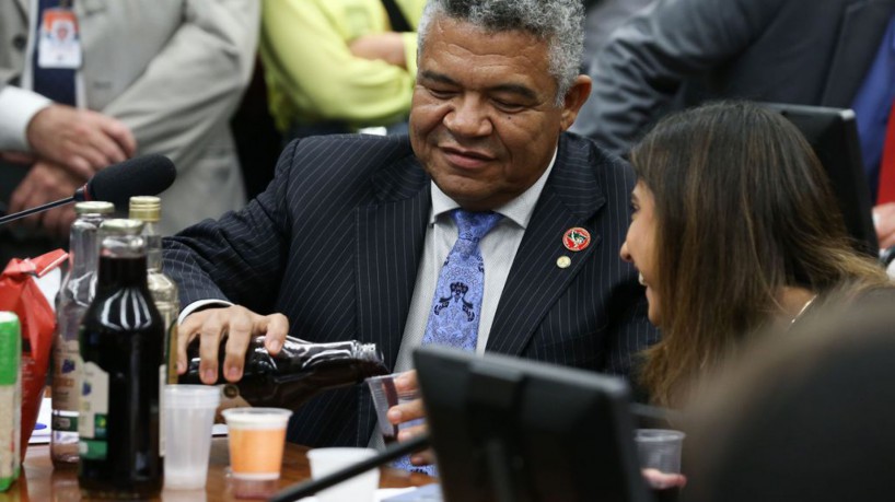 Deputado Valmir Assunção (PT-BA) levou produtos do MST para reunião da CPI