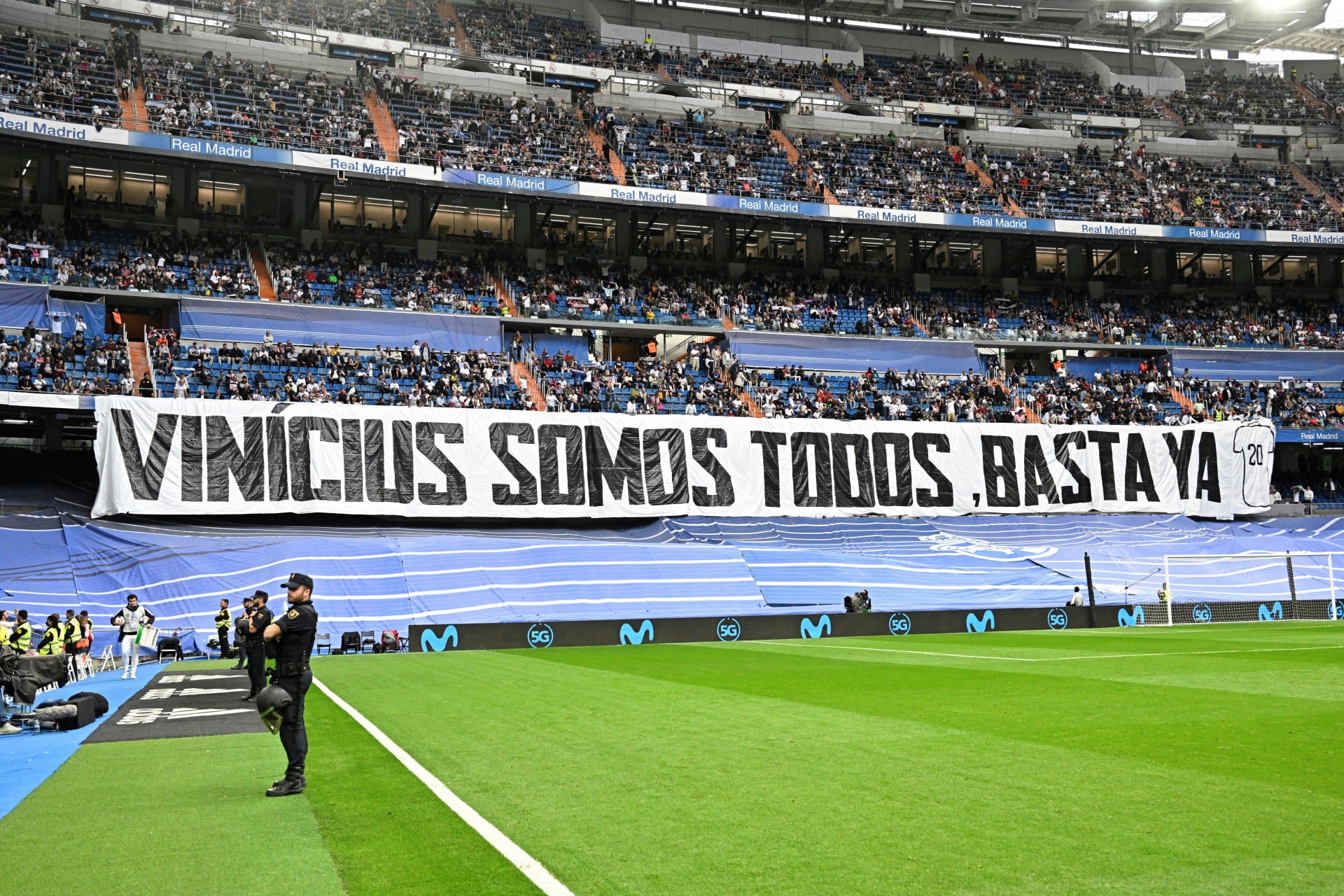 Faixa contra o racismo em apoio a Vinícius Júnior em jogo do Real Madrid no Campeonato Espanhol no Santiago Bernabéu