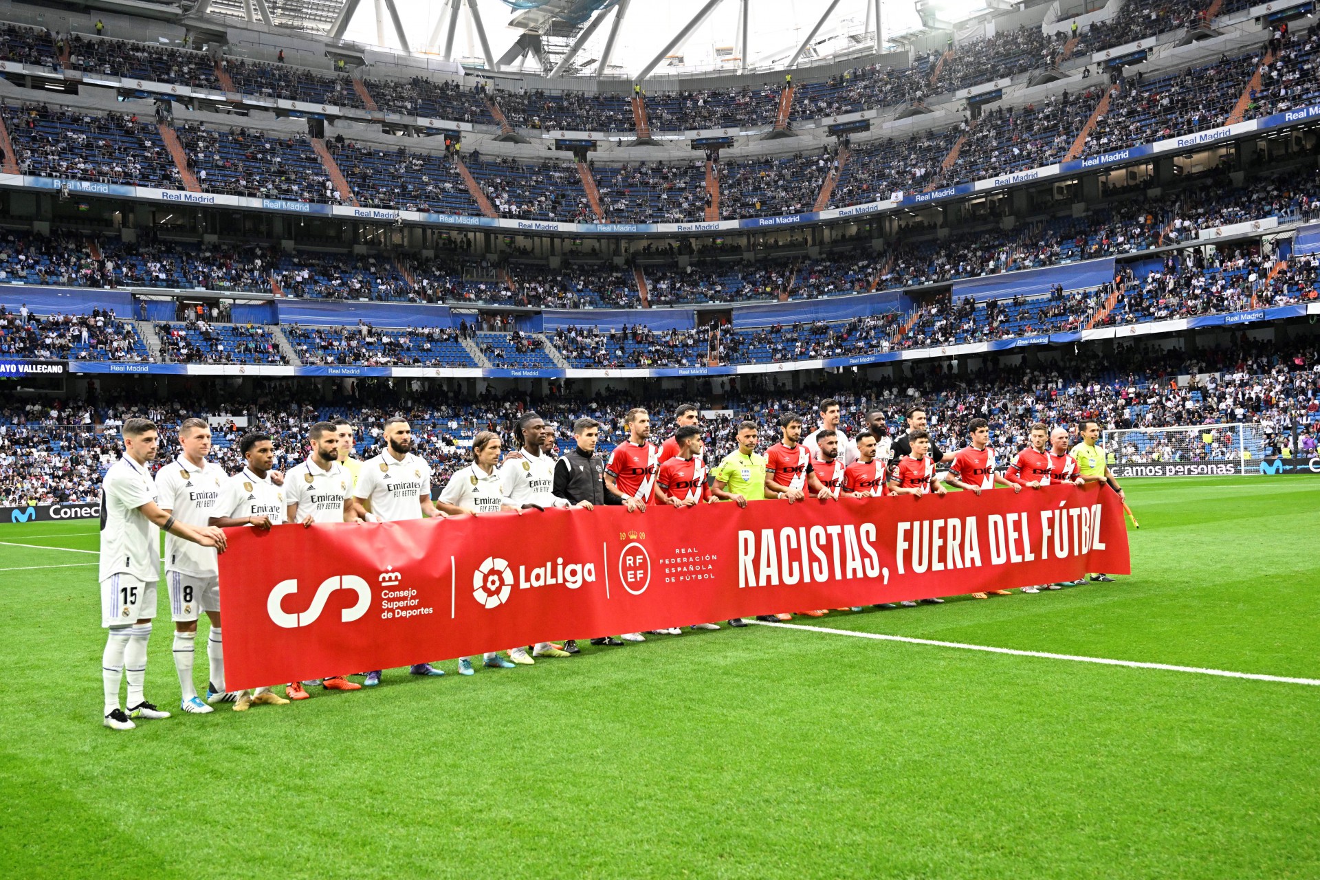Jogadores do Real Madrid exibem faixa contra o racismo em apoio a Vinícius Júnior em jogo do Campeonato Espanhol no Santiago Bernabéu