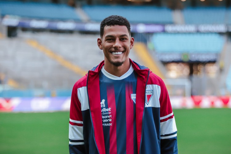 Zagueiro Alix Vinícius no jogo Grêmio x Fortaleza, na Arena do Grêmio, pelo Campeonato Brasileiro Série A 2023
