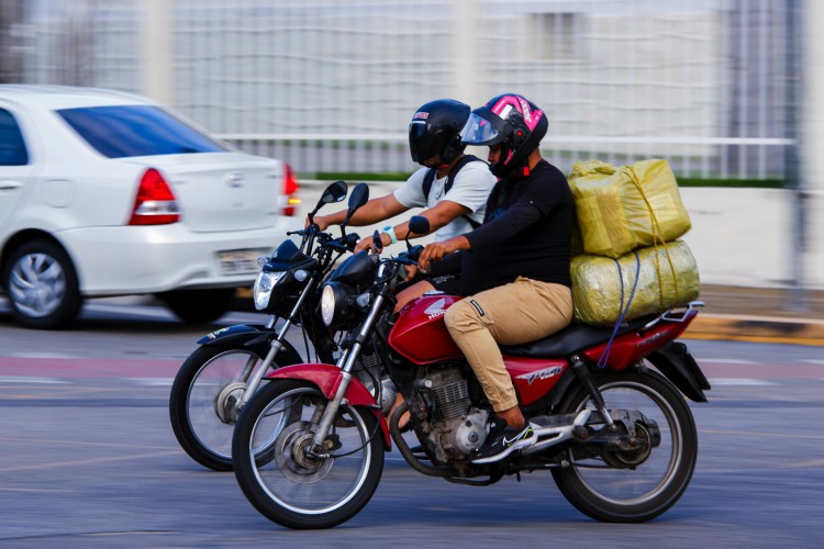 Imagem de apoio ilustrativo. Serão pintadas faixas de sinalização na cor azul, que irão direcionar o tráfego dos motociclistas