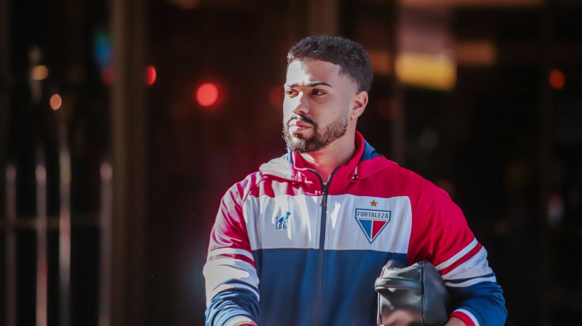 Meia Calebe em saída do hotel para o jogo Grêmio x Fortaleza, em Porto Alegre, pelo Campeonato Brasileiro Série A 2023