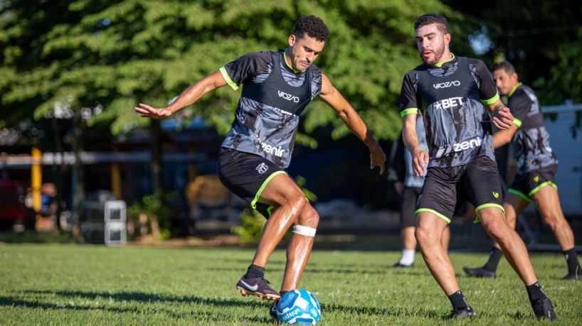 Zagueiro Léo Santos e volante Richardson em treino do Ceará no CT do Londrina