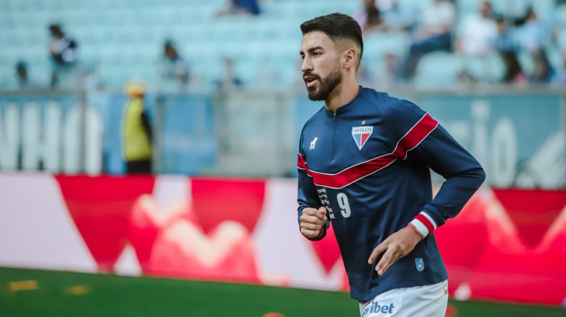 Atacante Lucero em aquecimento para o jogo Grêmio x Fortaleza, na Arena do Grêmio, pelo Campeonato Brasileiro Série A 2023