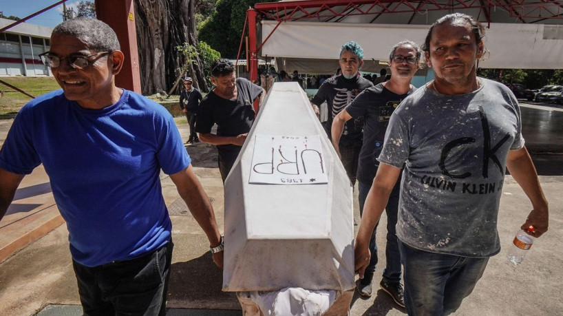 Brasília - 25/05/2023 - Servidores carregam caixão com as siglas URP, durante protesto da UNB. Foto: Rafa Neddermeyer/ Agência Brasil