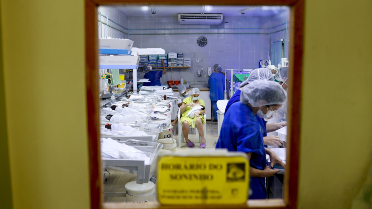 Mozart anuncia expansão de 225 novos leitos obstétricos, neonatais e pediátricos, no Hospital Universitário do Ceará (HUC).