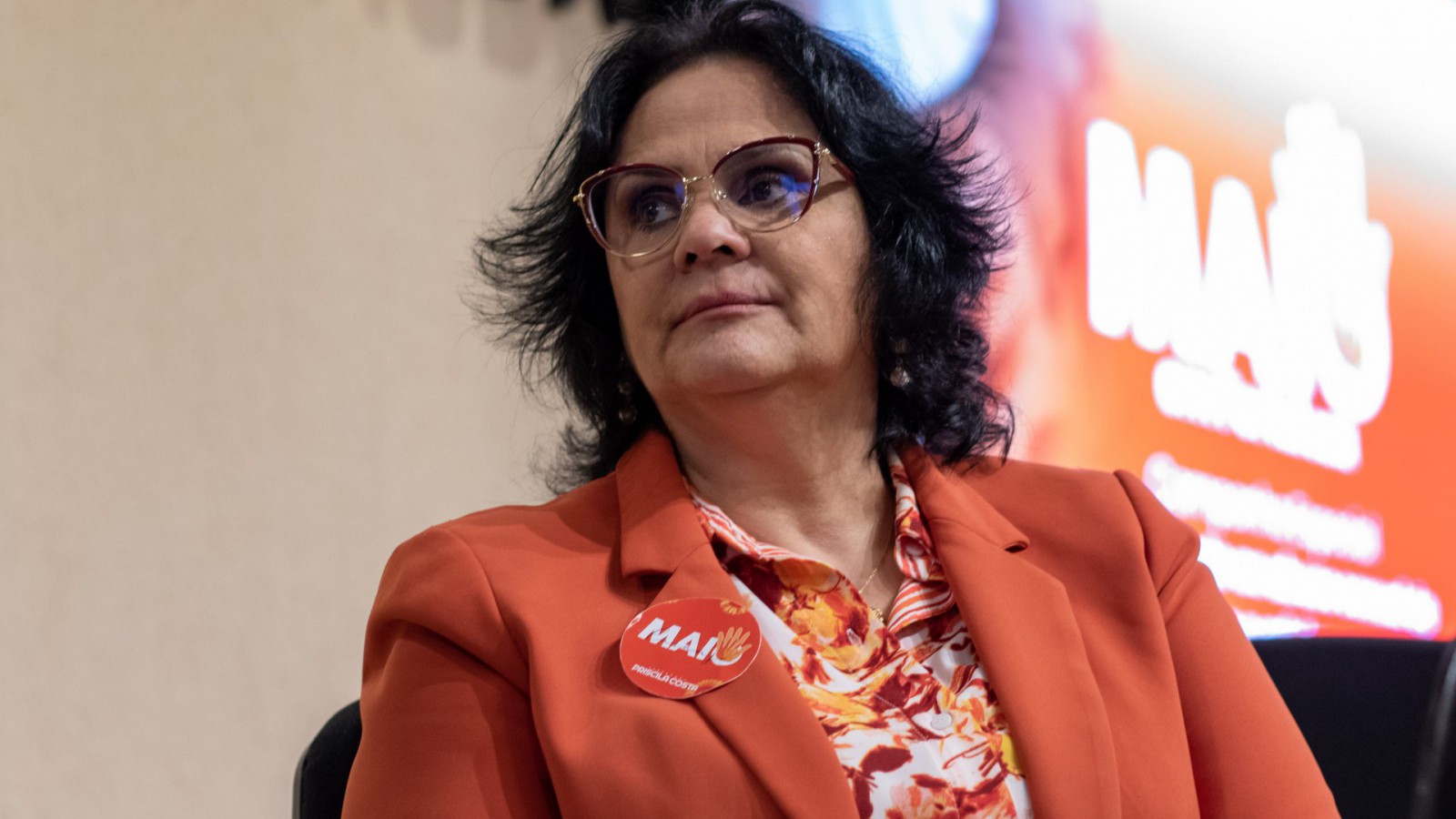 Damares Alves recebe alta após internação por paralisia facial causada