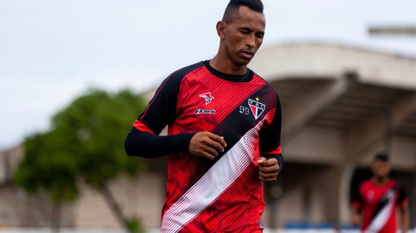 Atacante Ciel, artilheiro do Ferroviário na temporada volta a ficar à disposição