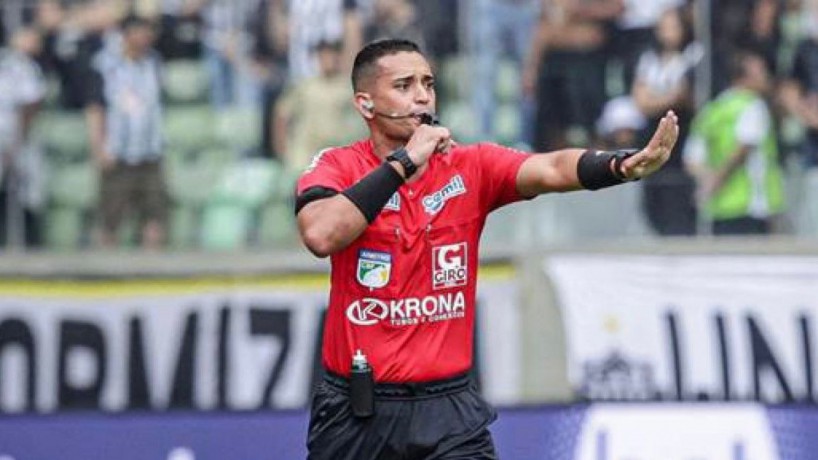 André Luiz Skettino apita o jogo entre Ceará x Novorizontino
