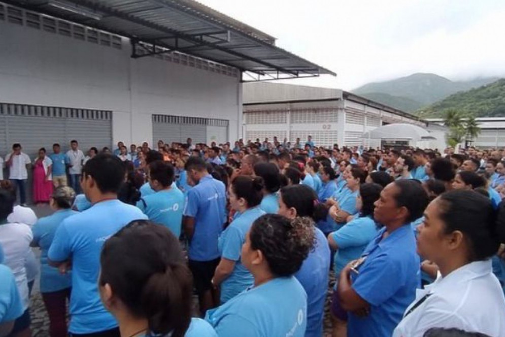 ￼TRABALHADORES da Paquetá em Uruburetama  em diálogo na parte externa da fábrica 