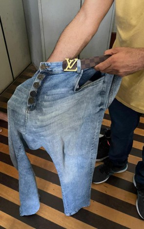 Grupo preso por fralde em concurso se utilizava de calças com botões para burlar detector de metais 