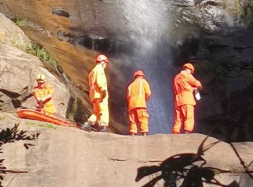 CBMCE resgata corpo do sexo masculino em cachoeira no interior do Ceará 