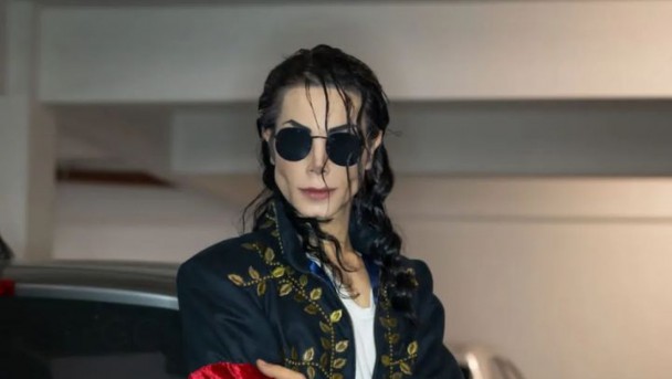 Fã de Michael Jackson gasta R$ 210 mil com 11 cirurgias para ficar igual ao cantor