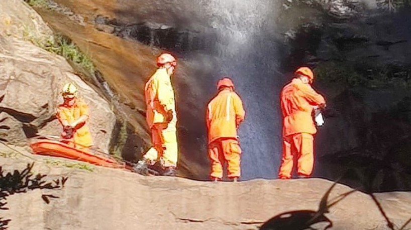 CBMCE resgata corpo do sexo masculino em cachoeira no interior do Ceará