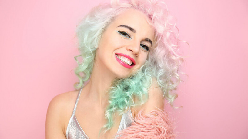 Conheça a tendência do cabelo arco-íris