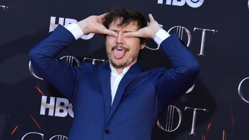 Pedro Pascal revela ter desenvolvido infecção ocular causada pelos próprios fãs