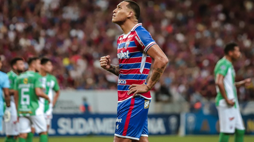 Zagueiro Titi no jogo Fortaleza x Estudiantes de Mérida, na Arena Castelão, pela Copa Sul-Americana 2023