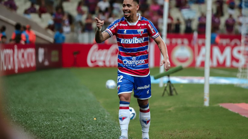 Meia-atacante Yago Pikachu comemora gol no jogo Fortaleza x Estudiantes de Mérida, na Arena Castelão, pela Copa Sul-Americana 2023