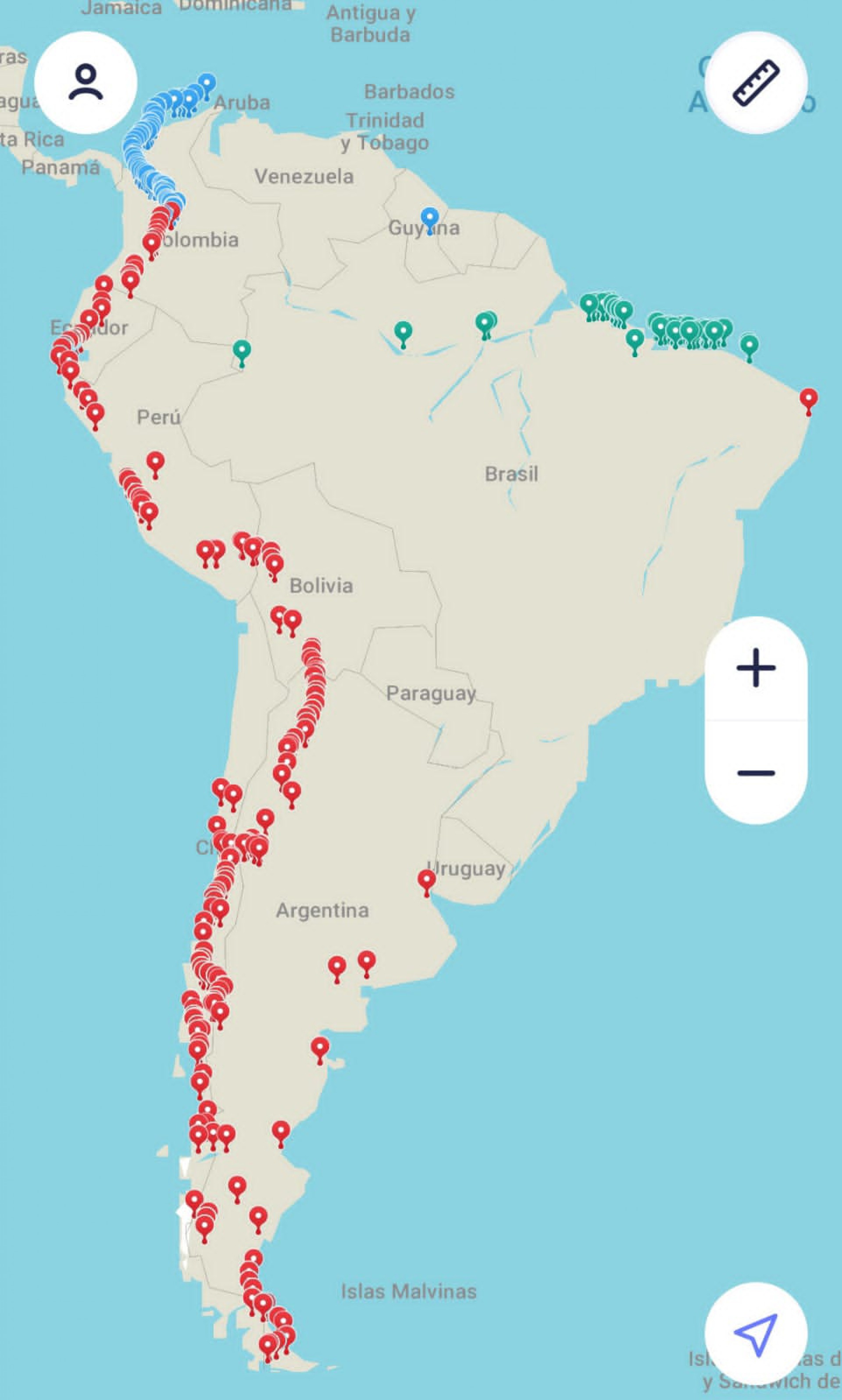 A família marcou, em um mapa, as viagens pelos países da América do Sul (em vermelho), pela Colômbia (em azul) e pelo Brasil (em verde)