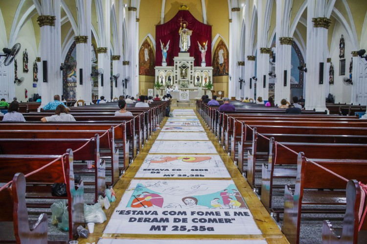FORTALEZA, CEARÁ, 31-05-2023: A Igreja do Cristo Rei realiza a tradicional montagem dos tapetes de corpus Christi, com areia colorida e outros materiais. (Foto: Fernanda Barros/ O Povo).
