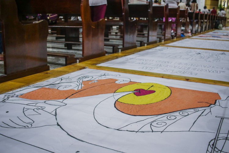FORTALEZA, CEARÁ, 31-05-2023: A Igreja do Cristo Rei realiza a tradicional montagem dos tapetes de corpus Christi, com areia colorida e outros materiais. (Foto: Fernanda Barros/ O Povo).