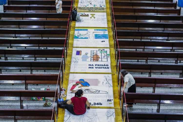 FORTALEZA, CEARÁ, 31-05-2023: A Igreja do Cristo Rei realiza a tradicional montagem dos tapetes de corpus Christi, com areia colorida e outros materiais. (Foto: Fernanda Barros/ O Povo).