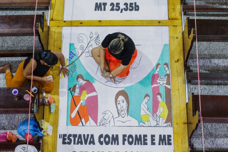 FORTALEZA, CEARÁ, 31-05-2023: A Igreja do Cristo Rei realiza a tradicional montagem dos tapetes de corpus Christi, com areia colorida e outros materiais. (Foto: Fernanda Barros/ O Povo).