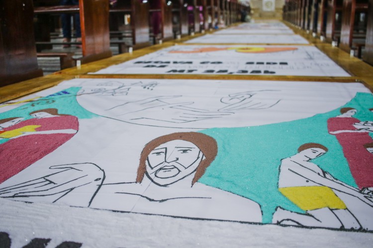 FORTALEZA, CEARÁ, 31-05-2023: A Igreja do Cristo Rei realiza a tradicional montagem dos tapetes de corpus Christi, com areia colorida e outros materiais. (Foto: Fernanda Barros/ O Povo).
