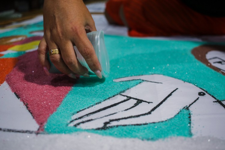 FORTALEZA, CEARÁ, 31-05-2023: A Igreja do Cristo Rei realiza a tradicional montagem dos tapetes de corpus Christi, com areia colorida e outros materiais. (Foto: Fernanda Barros/ O Povo).