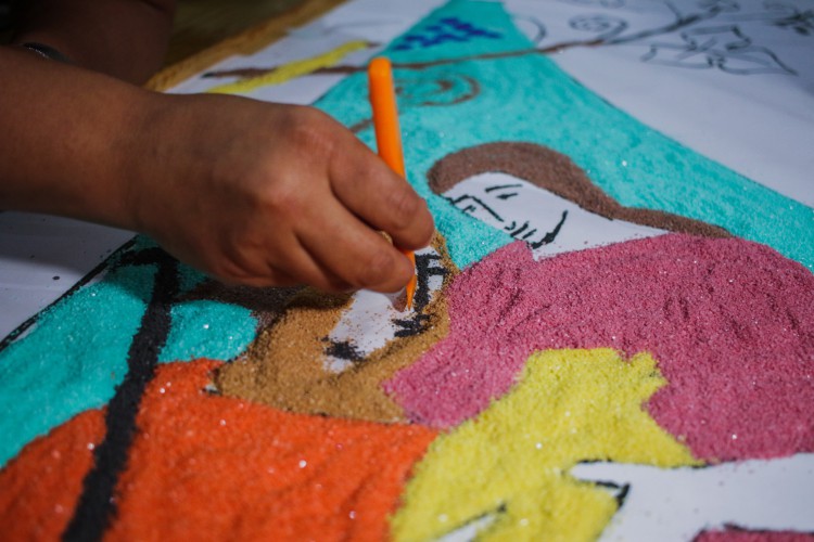 FORTALEZA, CEARÁ, 31-05-2023: A Igreja do Cristo Rei realiza a tradicional montagem dos tapetes de corpus Christi, com areia colorida e outros materiais. (Foto: Fernanda Barros/ O Povo).