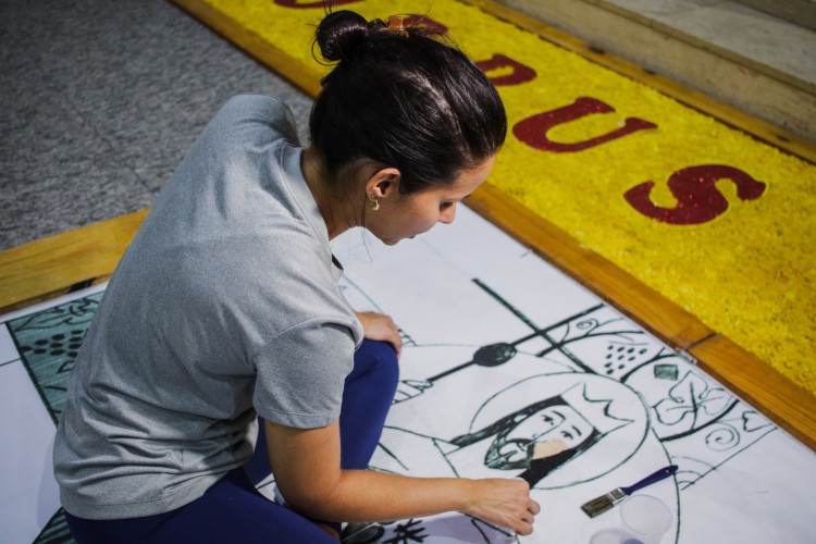 FORTALEZA, CEARÁ, 31-05-2023: A Igreja do Cristo Rei realiza a tradicional montagem dos tapetes de corpus Christi, com areia colorida e outros materiais. (Foto: Fernanda Barros/ O Povo).