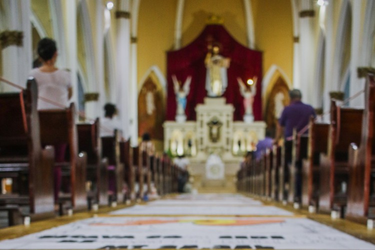 FORTALEZA, CEARÁ, 31-05-2023: A Igreja do Cristo Rei realiza a tradicional montagem dos tapetes de corpus Christi, com areia colorida e outros materiais. (Foto: Fernanda Barros/ O Povo).