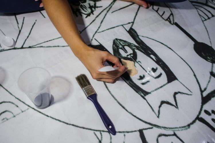 FORTALEZA, CEARÁ, 31-05-2023: A Igreja do Cristo Rei realiza a tradicional montagem dos tapetes de corpus Christi, com areia colorida e outros materiais. (Foto: Fernanda Barros/ O Povo).