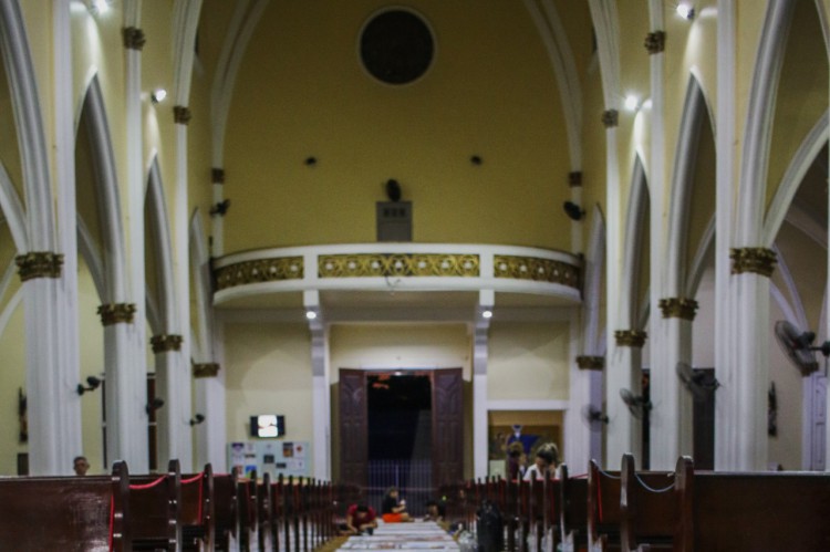 FORTALEZA, CEARÁ, 31-05-2023: A Igreja do Cristo Rei realiza a tradicional montagem dos tapetes de corpus Christi, com areia colorida e outros materiais. (Foto: Fernanda Barros/ O Povo).
