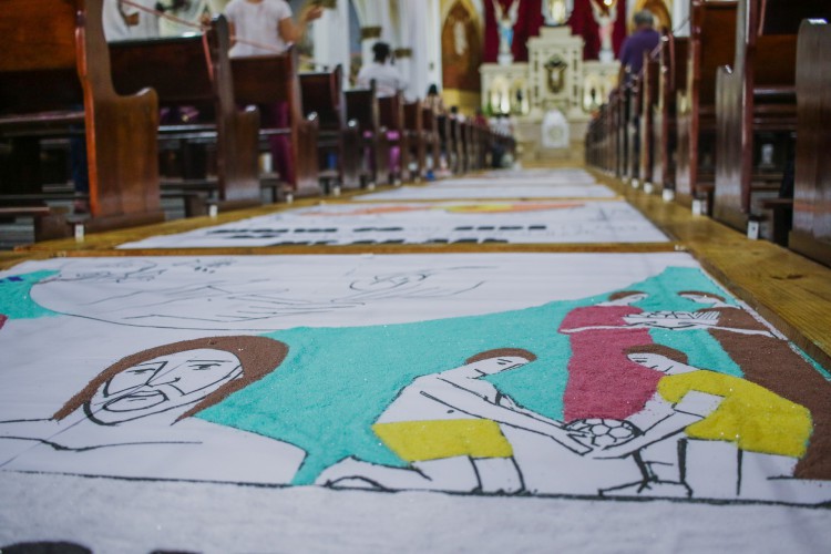FORTALEZA, CEARÁ, 31-05-2023: A Igreja do Cristo Rei realiza a tradicional montagem dos tapetes de corpus Christi, com areia colorida e outros materiais. (Foto: Fernanda Barros/ O Povo).