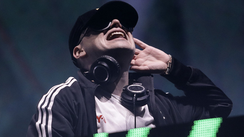 Nascido Gonzalo Julián Conde, BIzarrap usa óculos grandes e boné para manter sua identidade preservada