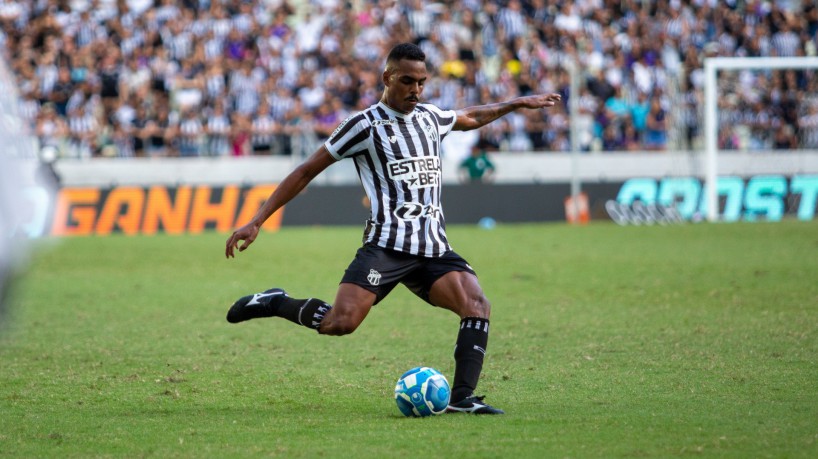 Volante Caíque no jogo Ceará x Novorizontino, na Arena Castelão, pelo Campeonato Brasileiro Série B 2023