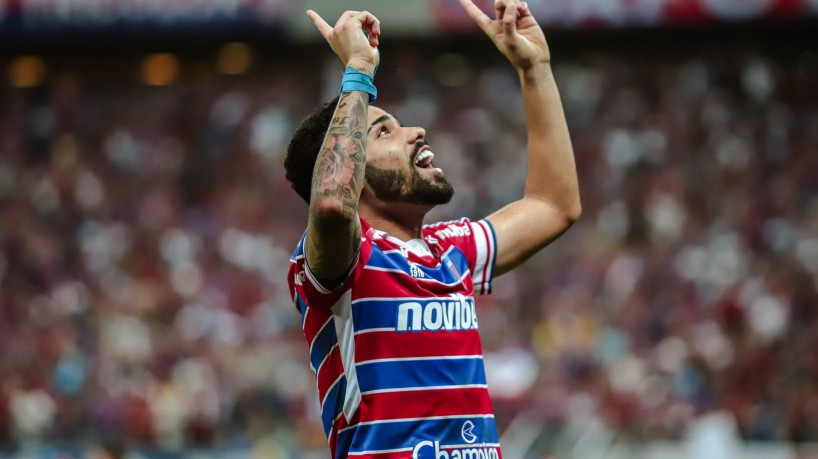 Meia Calebe comemora gol no jogo Fortaleza x Estudiantes de Mérida, na Arena Castelão, pela Copa Sul-Americana 2023