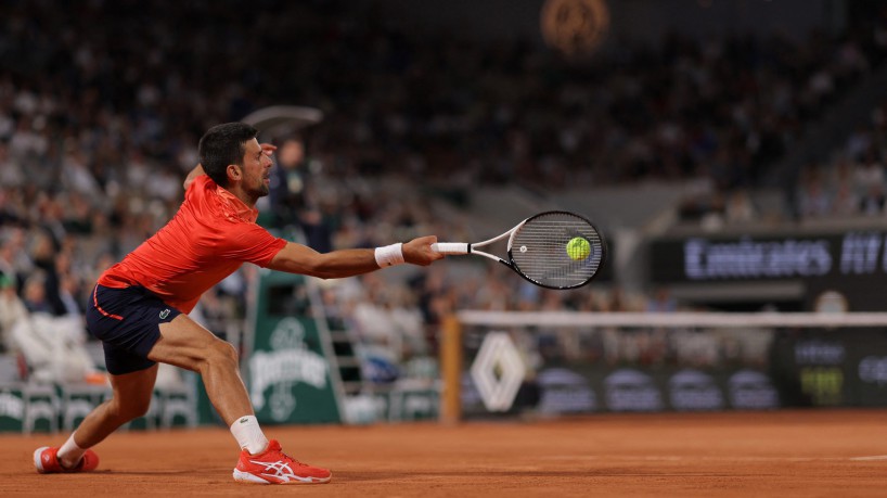 Tenista Novak Djokovic em jogo de Roland Garros