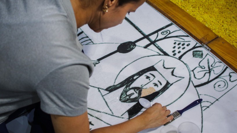FORTALEZA, CEARÁ, 31-05-2023: A Igreja do Cristo Rei realiza a tradicional montagem dos tapetes de corpus Christi, com areia colorida e outros materiais. (Foto: Fernanda Barros/ O Povo).