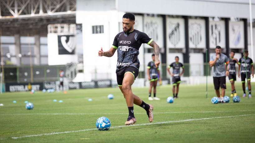 Atacante Vitor Gabriel em treino do Ceará no estádio Carlos de Alencar Pinto, em Porangabuçu