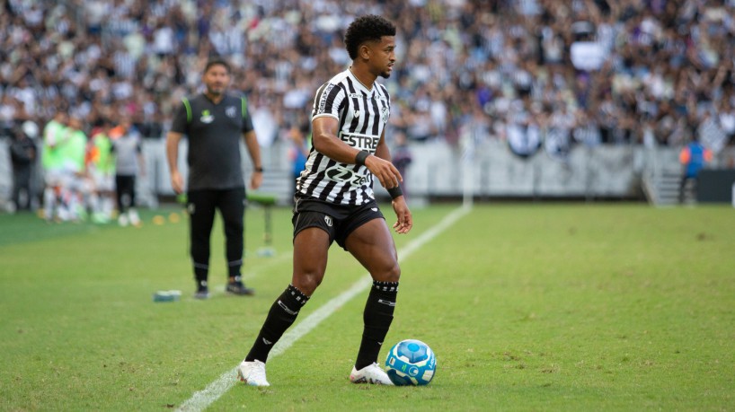 Lateral-direito Warley no jogo Ceará x Novorizontino, na Arena Castelão, pelo Campeonato Brasileiro Série B 2023