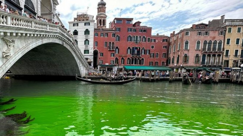 O Grande Canal de Veneza atraiu a aten&ccedil;&atilde;o de todos ao amanhecer verde no &uacute;ltimo domingo, 28