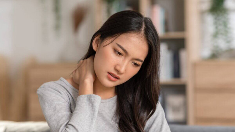 As dores nesta região podem acontecer por vários motivos (Imagem: 220 Selfmade studio | Shutterstock)