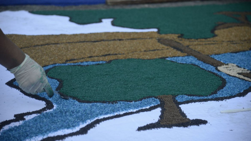 Fiéis comemoram o dia de Corpus Christi e confeccionam os tradicionais tapetes de sal, pó de café e tinta de colorida na Igreja Catedral Metropolitana São Sebastião, no centro do Rio de Janeiro.